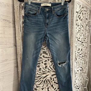 Size 6/ 28W Abercrombie and Fitch light wash skinny ripped jeans